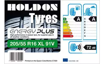 Ejemplo de etiqueta conacabado brillante para neumáticos de automóvil con información sobre pirámide energética, producto, logo de marca, código de barras, etc. 