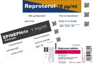 Varias etiquetas para medicamentos a color, con diseños e información distinta, cuentan con códigos de barras o códigos QR