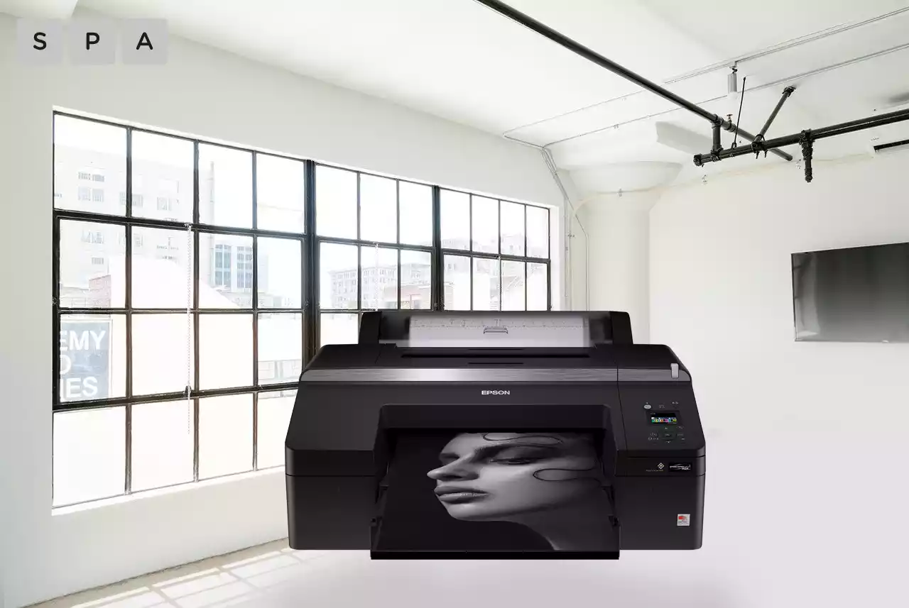 Frontal de impresora de gran formato SureColor SC-P imprimiendo fotografía en tonos negros