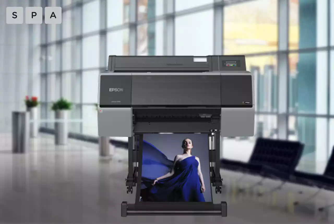Impresora de gran formato SC-P7500 realizando prueba de impresión