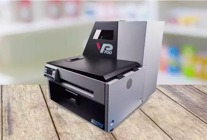 Visión lateral de impresora de etiquetas VipColor modelo VP700 con cortador y desbobinador integrado