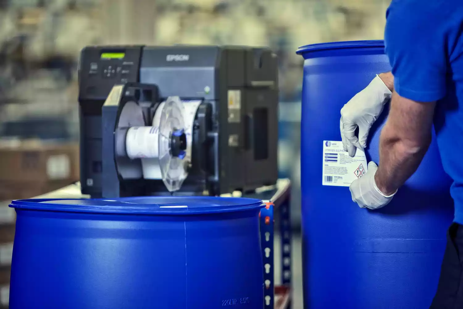 Ejemplo de aplicación de una impresora de etiquetas Epson serie 7500 en una línea de producción para el etiquetado de barriles con material químico. 