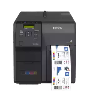 Modelo de impresoras de etiquetas Epson de la serie 7500. Muestra etiqueta imprimiéndose antes de ser cortada. Color negro. 