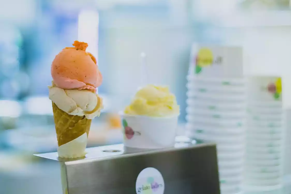 Soporte expositor con cono y tarrina de helado marcados con etiquetas personalizadas