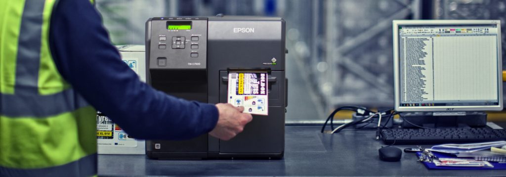 Impresora de etiquetas adhesivas a color EPSON en fábrica. 